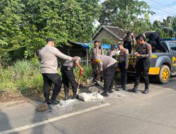 Peduli Keselamatan, Polres Way Kanan Perbaiki Jalan Berlubang Jelang Idul Fitri 1447 H