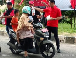 Berkah Ramadhan: DPC PDIP OKI Bagikan Takjil Gratis di Kayuagung