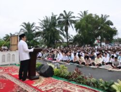 Bupati Hamartoni Ahadis Bersama Ribuan Warga Kotabumi Tunaikan Salat Id 1447 H di Stadion Sukung