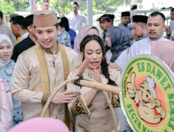 Tanpa Sekat di Hari Raya, Egi-Zita Salami Warga Satu per Satu di Lamban Rakyat