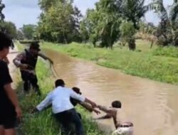 Aksi Sigap Polisi Bantu Evakuasi Korban dan Motor Terjatuh di Saluran Irigasi Buay Bahuga