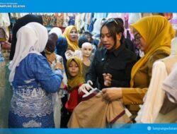 Hadirkan Senyum Anak Yatim, UKP Zita Anjani Ajak Tujuh Bocah Panti Belanja Baju Lebaran di Pasar Inpres Kalianda