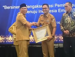 Bupati Lampung Utara Terima Penghargaan Sebagai Pioner Kemandirian Ekonomi Desa