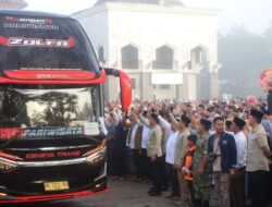Ditandai Pengibaran Bendera, Bupati Parosil Lepas Keberangkatan 207 Jamaah Calon Haji Dari Lampung Barat