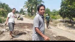 Warga Kampung Umpu Bhakti Gotong Royong Secara Swadaya Menimbun Jalan Poros Jalur Penghubung Antar Permukiman