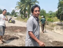 Warga Kampung Umpu Bhakti Gotong Royong Secara Swadaya Menimbun Jalan Poros Jalur Penghubung Antar Permukiman