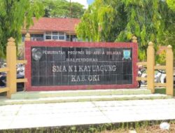 MESKI SUDAH DIBERITAKAN, PLAFON SMAN 1 KAYUAGUNG TAK KUNJUNG DIPERBAIKI – MASYARAKAT DESAK APH DAN DISDIK SUMSEL TIDAK TUTUP MATA