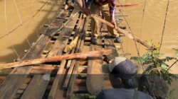 Warga Sinar Jawa Desak Pemkab Tanggamus Segera Bangun Jembatan Gantung yang Membahayakan