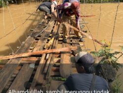 Warga Sinar Jawa Desak Pemkab Tanggamus Segera Bangun Jembatan Gantung yang Membahayakan