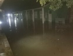 Hujan Deras Guyur Baradatu, Sekolah hingga Rumah Warga di Kampung Tiuh Balak Pasar Terendam ndam Fasilitas Umum di Tiuh Balak Pasar, Tim TRC BPBD Way Kanan Gerak Cepat Evakuasi