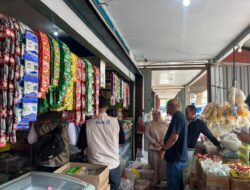 BULOG Sanggau Monitoring Harga Beras dan Minyakita di Pasar SP2KP (Pasar Sentral) Bersama Satgas Pangan Polres Sanggau dan Dinas Perdagangan Kabupaten Sanggau