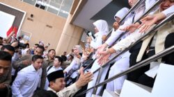 Meriah dan Penuh Kehangatan, Warga Pesisir Barat Sambut Kedatangan Presiden Prabowo