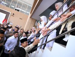 Meriah dan Penuh Kehangatan, Warga Pesisir Barat Sambut Kedatangan Presiden Prabowo