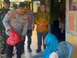 Hari Bhayangkara ke 80, Kapolres Salurkan Bansos Kepada Warga Lansia di Sriwijaya
