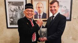 Diplomasi Moralitas: Wilson Lalengke Serahkan Buku “Ijazah Jokowi” kepada Duta Besar Rusia Sergey Tolchenov