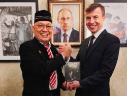 Diplomasi Moralitas: Wilson Lalengke Serahkan Buku “Ijazah Jokowi” kepada Duta Besar Rusia Sergey Tolchenov