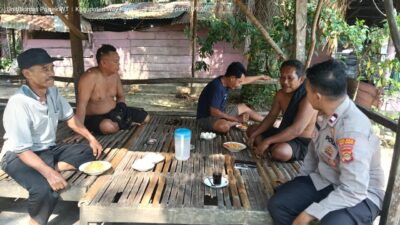 Perkuat Sinergi, Polsek Way Tuba Gelar Patroli Dialogis dan Sosialisasi Sabuk Kamtibmas