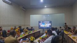 Bupati PADANG PARIAMAN Dr John Kennedy Azis SH, MH sedang mencabut undian Doorprize sepeda dan Kulkas pada peserta lomba gerak jalan santai jantung sehat dalam HARKOPNAS ke79 tahun 2026.