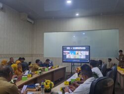 Bupati PADANG PARIAMAN Dr John Kennedy Azis SH, MH sedang mencabut undian Doorprize sepeda dan Kulkas pada peserta lomba gerak jalan santai jantung sehat dalam HARKOPNAS ke79 tahun 2026.