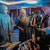 Ketua Dekranasda Provinsi Lampung Tampil di Catwalk, Tegaskan Dukungan bagi Kebangkitan Industri Kreatif Daerah