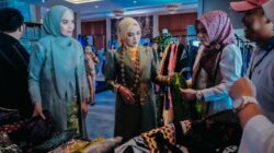 Ketua Dekranasda Provinsi Lampung Tampil di Catwalk, Tegaskan Dukungan bagi Kebangkitan Industri Kreatif Daerah
