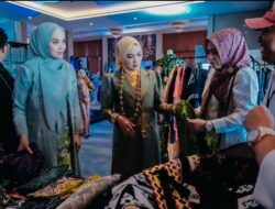 Ketua Dekranasda Provinsi Lampung Tampil di Catwalk, Tegaskan Dukungan bagi Kebangkitan Industri Kreatif Daerah