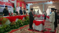 Ketua DPRD Padang Pariaman Aprinaldi Memasangkan PIN Pada PAW Anggota DPRD Kolonel TNI (Purn)
