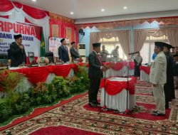 Ketua DPRD Padang Pariaman Aprinaldi Memasangkan PIN Pada PAW Anggota DPRD Kolonel TNI (Purn)