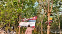 Cegah Karhutla di Musim Kemarau, Bhabinkamtibmas Pasang Banner Imbauan di Negeri Besar