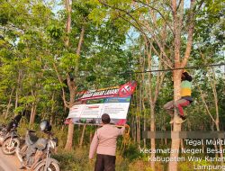 Cegah Karhutla di Musim Kemarau, Bhabinkamtibmas Pasang Banner Imbauan di Negeri Besar