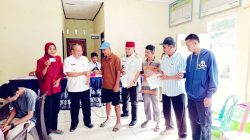 Camat Negeri Agung Serahkan Langsung KTP kepada Warga dalam Pelayanan Jemput Bola Disdukcapil