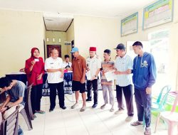 Camat Negeri Agung Serahkan Langsung KTP kepada Warga dalam Pelayanan Jemput Bola Disdukcapil