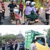 Cegah Gangguan Pernapasan Akibat Abu Vulkanik, Polisi di Way Kanan Bagikan Masker kepada Masyarakat