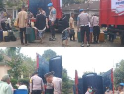 Peduli Warga Terdampak Kemarau, Polsek Kasui Salurkan Air Bersih untuk Warga Karya Bakti