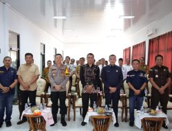 Sekda Rustam Serahkan Bantuan Pangan Beras untuk 1.088 KPM di Pasar Sukadana