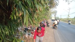 Atasi Sampah Liar, Kadis DLH Lampung Utara dan Camat Abung Selatan Pimpin Gotong Royong Bersama Masyarakat