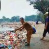 Cuaca Panas Ekstrem El Nino, Kadis LH Lampung Utara Gunaido Lakukan Penyiraman Mitigasi Kebakaran di TPA Alamkari